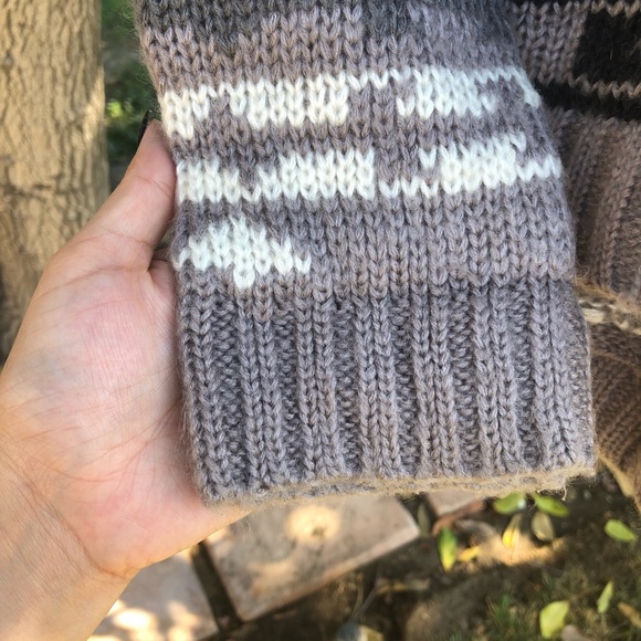 Roxy sweater. Size Medium - Picture 7 of 7